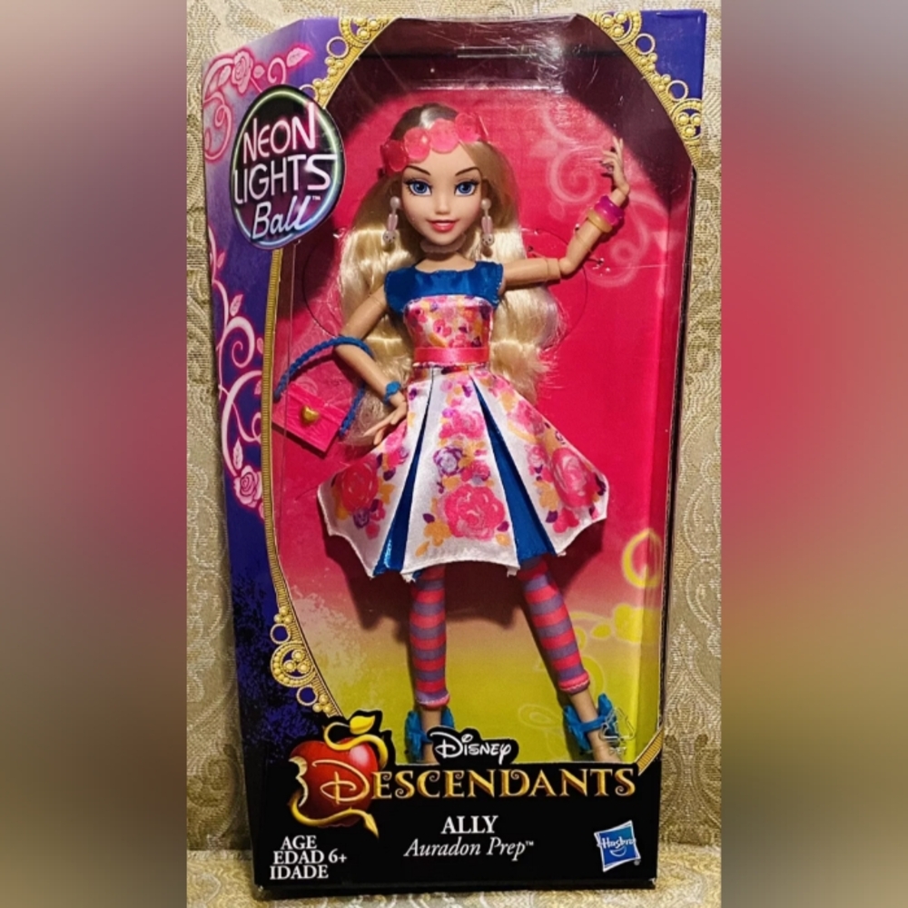 Disney Descendants(Rare) Neon Lights Ball Ally Auradon PrepDoll